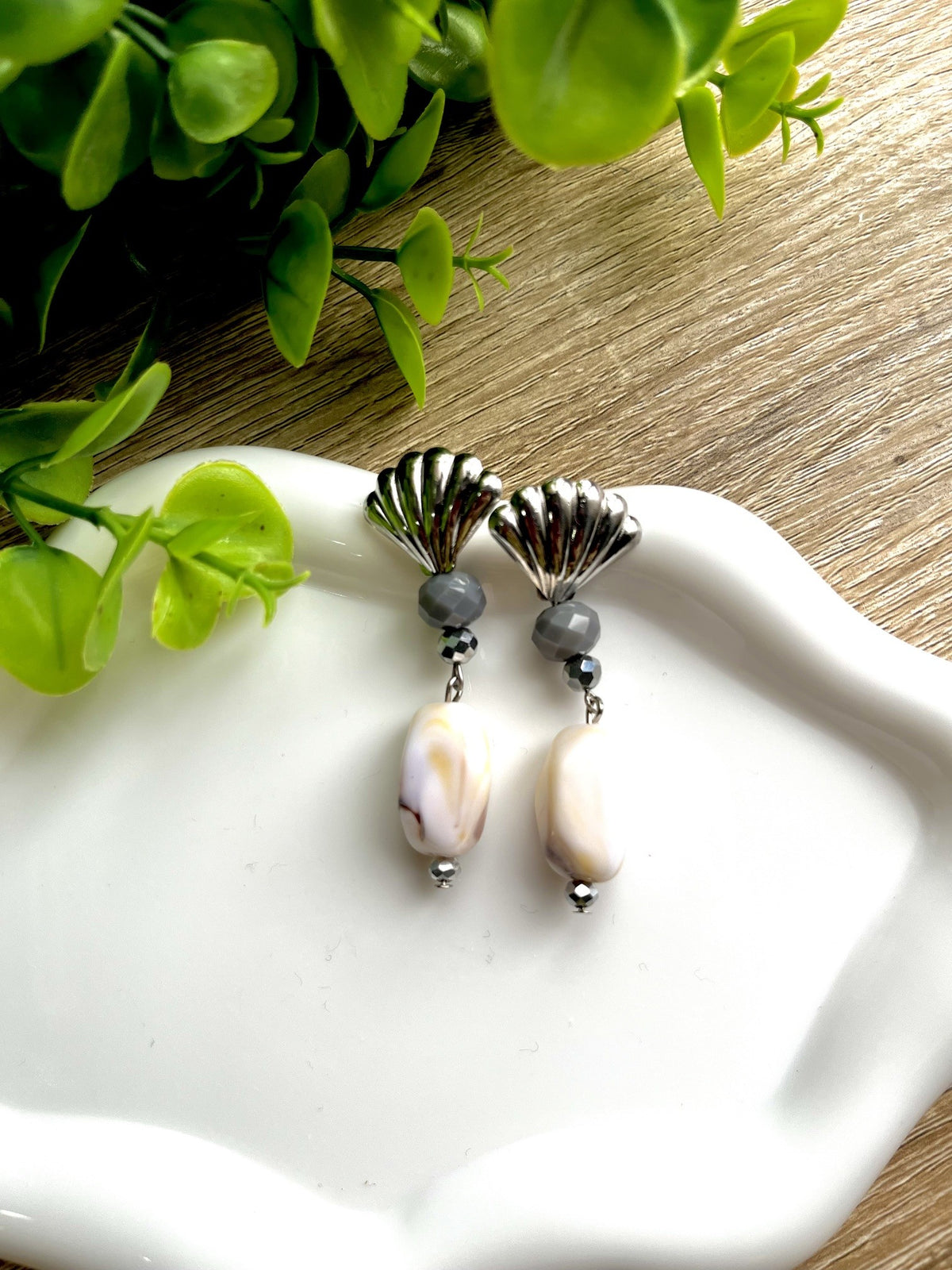 KD010455-Aretes Forma de Concha Largos con Perla y Resina