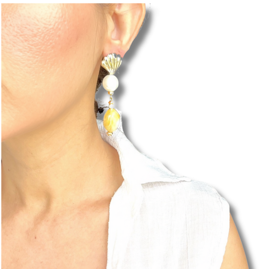 KD010455-Aretes Forma de Concha Largos con Perla y Resina