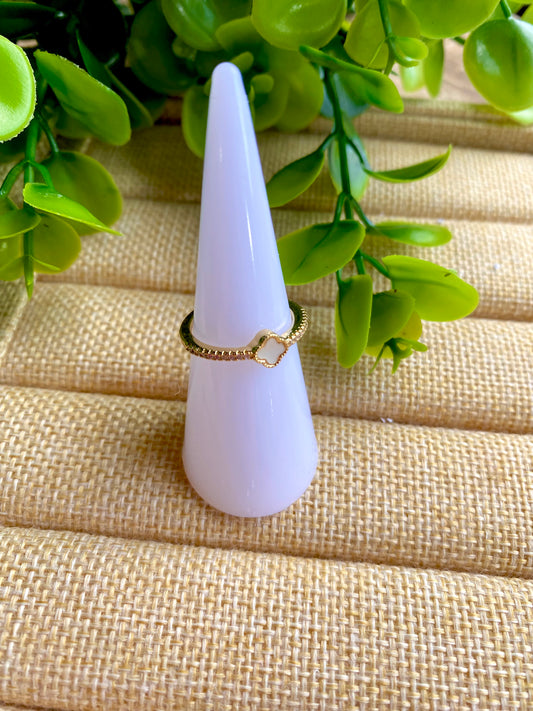 KD020126- Anillo ajustable con detalles de zirconia y madre perla