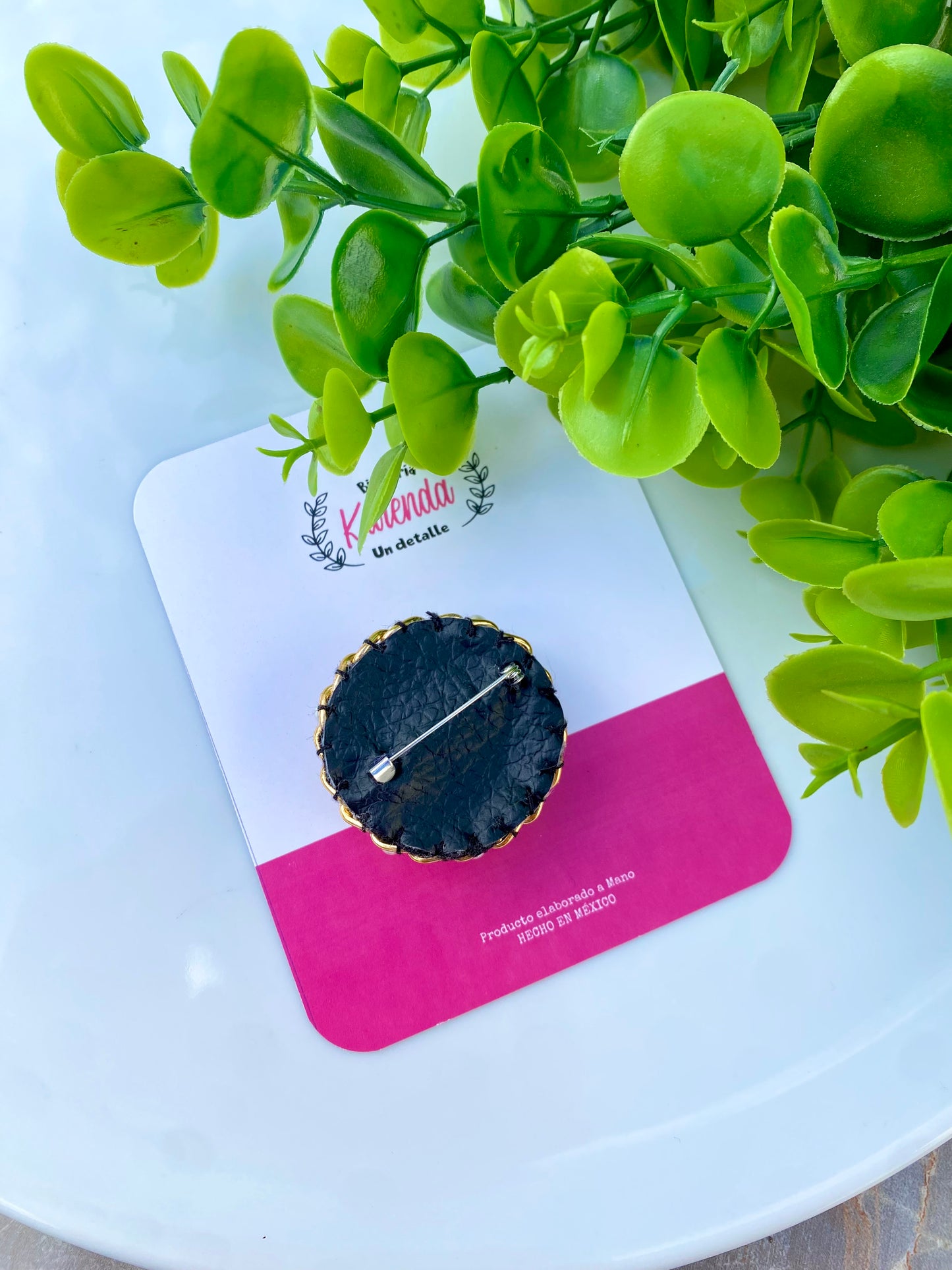 KD210022- Broche Bolsa con Perlas y Cadena