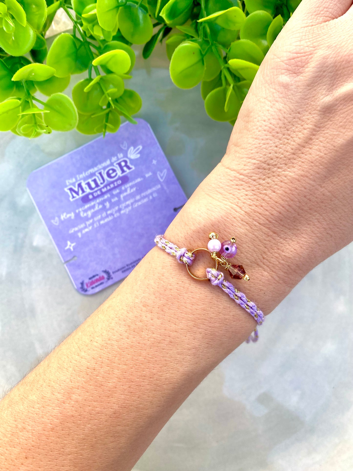 KD090801- Pulsera Aro con Dijes y Tarjeta con tema Día de la Mujer.