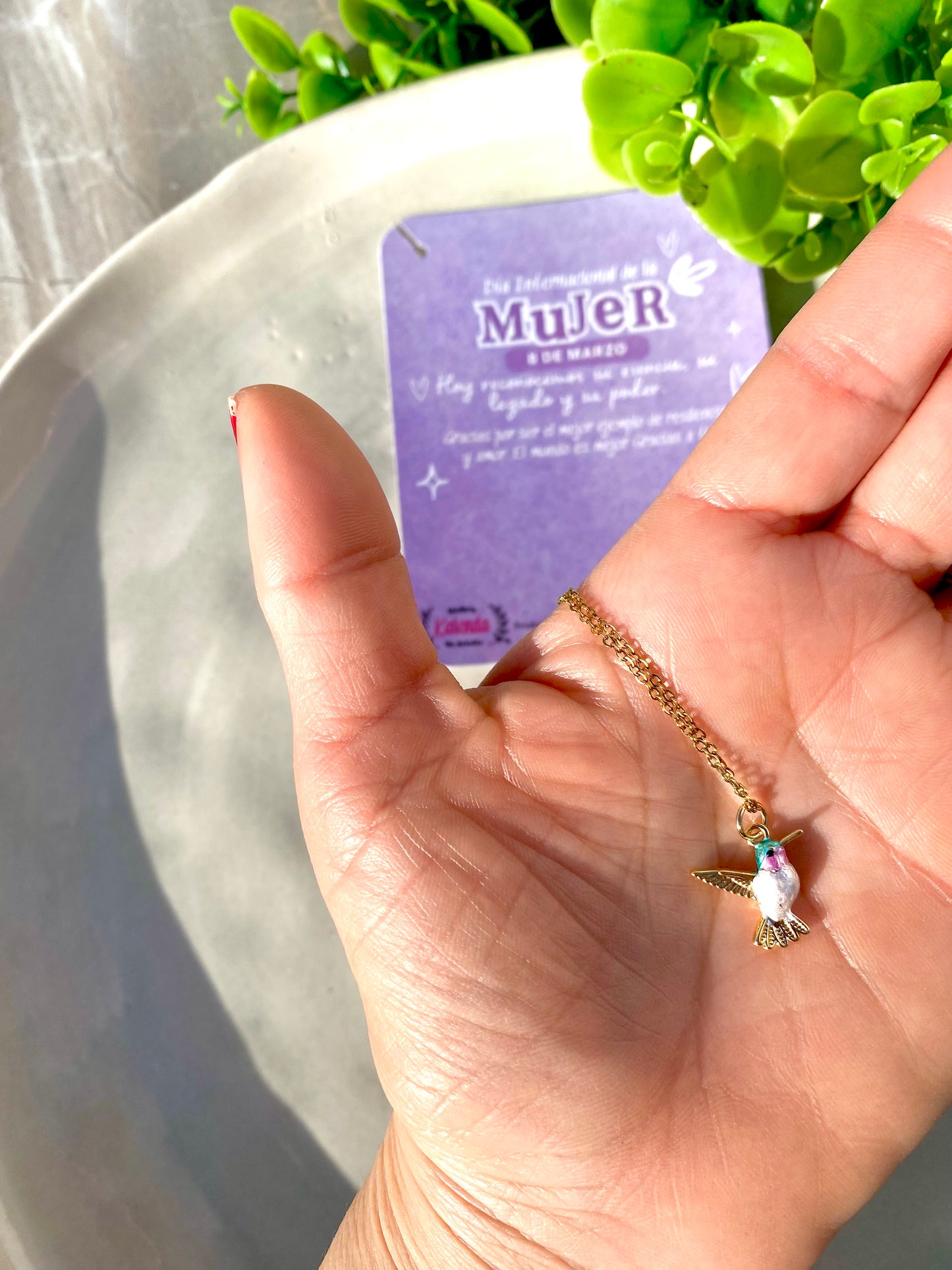 KD050824- Collar de cadena Sencilla con dije Colibrí y Tarjeta con tema Día de la Mujer.