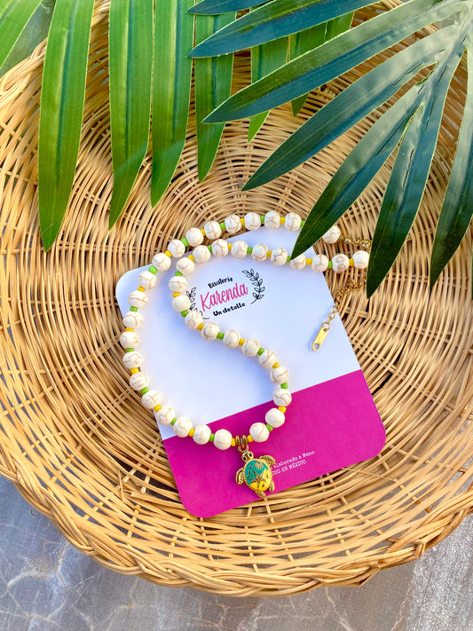 KD050832T- Collar Tortuga con cuentas de Pasta Blanca y Chaquira de Colores