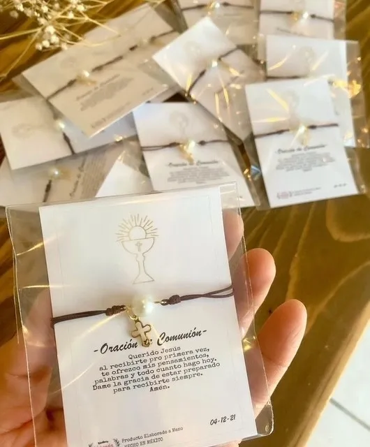 KD090020- Docena de Pulseras de Hilo con Cruz Colgante y Perlita para Recuerditos