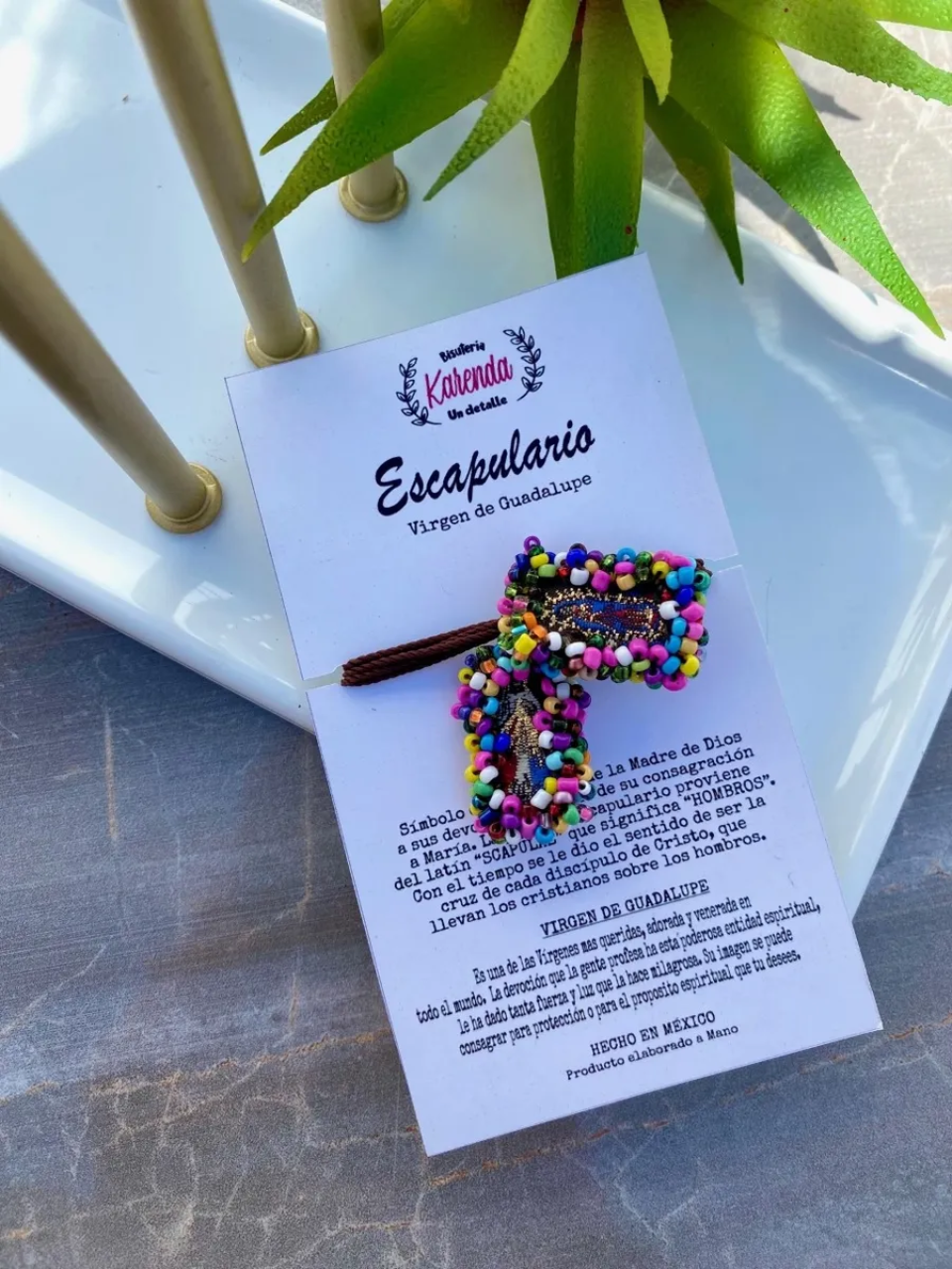 KD090116C- Escapulario Mini Divina Providencia con la Virgen de Gpe. de Colores