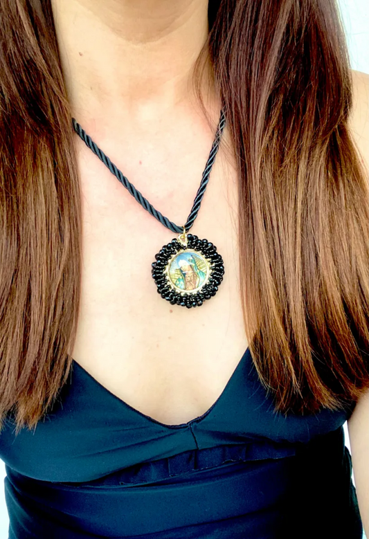 KD050669- Collar de Cuerda con Dije de Virgen de Gpe.