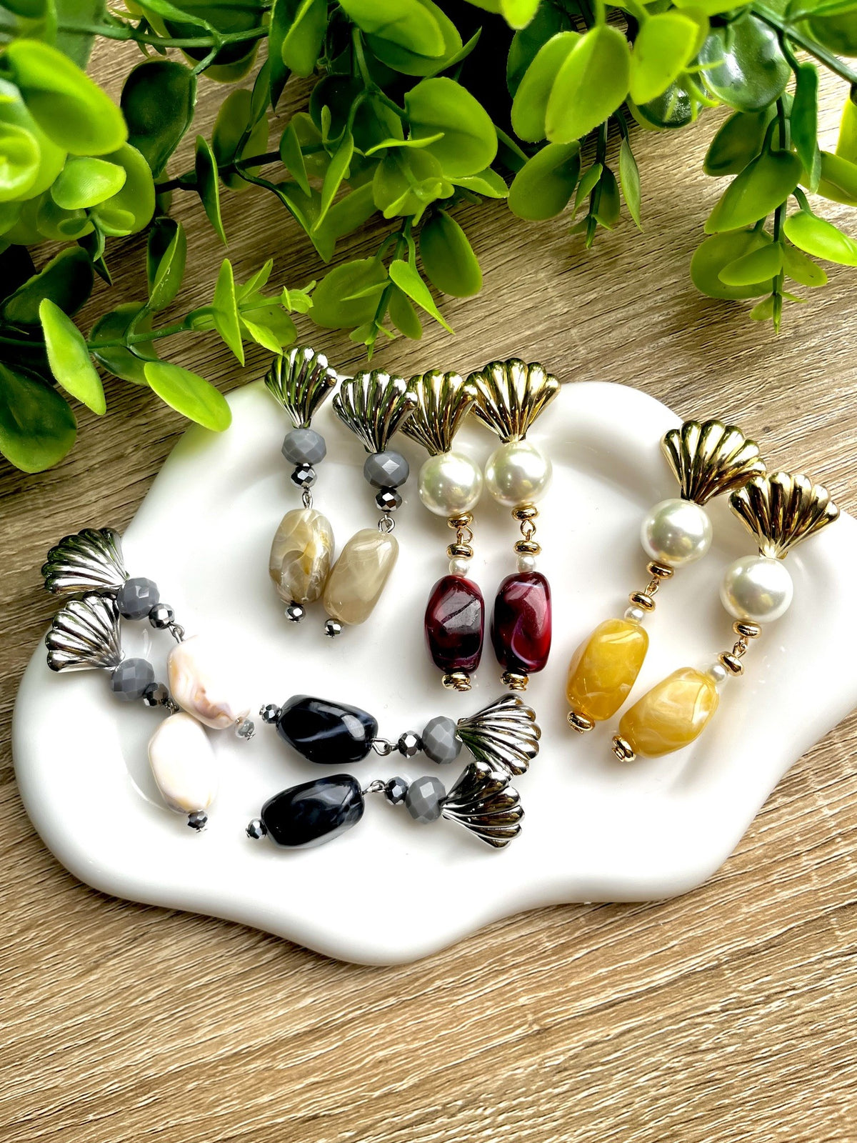 KD010455-Aretes Forma de Concha  Largos con Perla y Resina