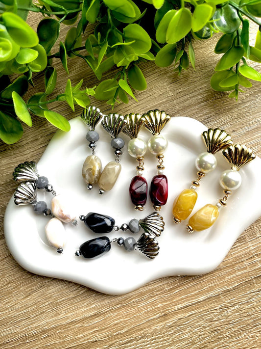 KD010455-Aretes Forma de Concha  Largos con Perla y Resina
