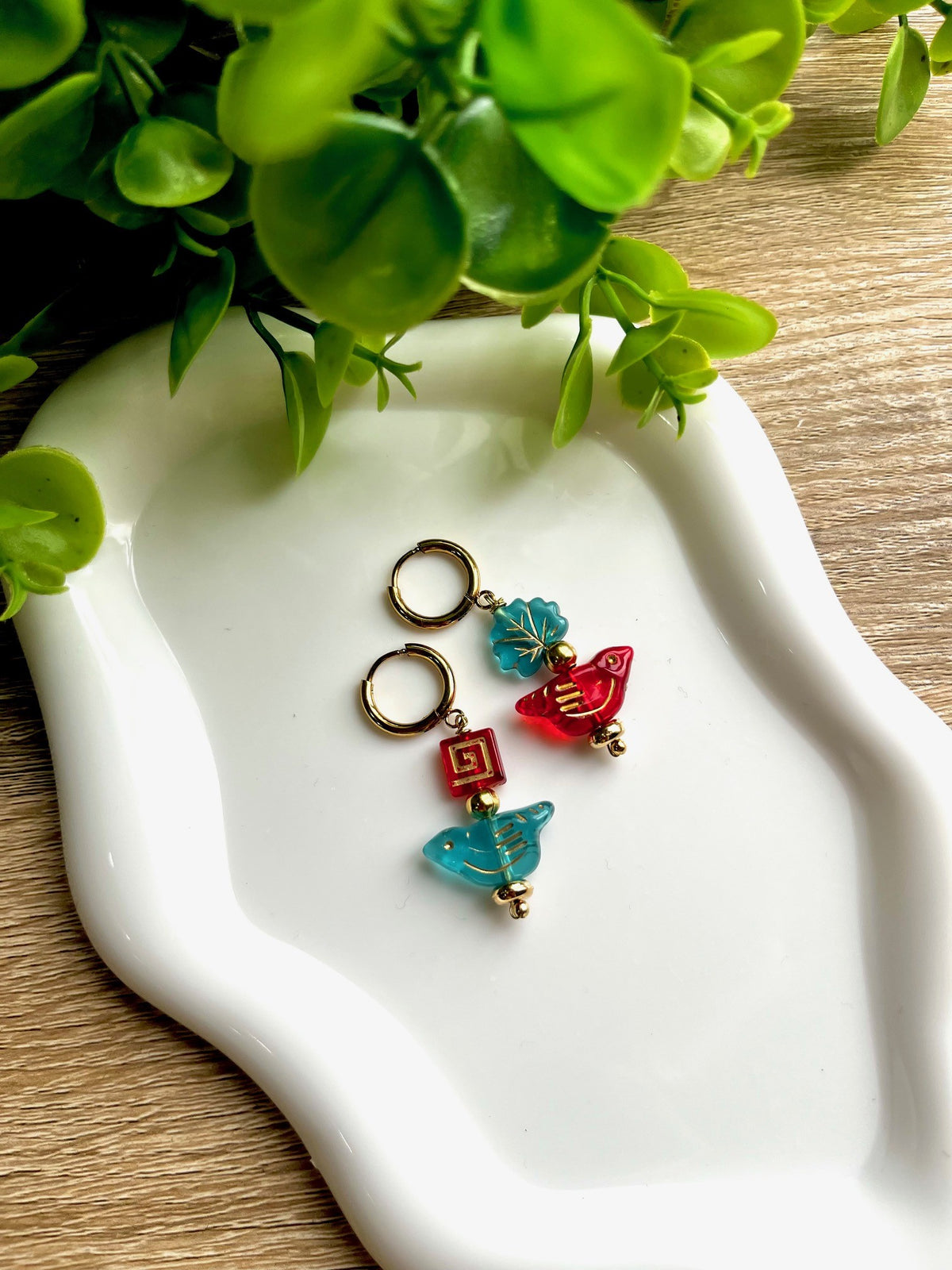 KD010458- Aretes Huggies Medianos con cuentas de Resina
