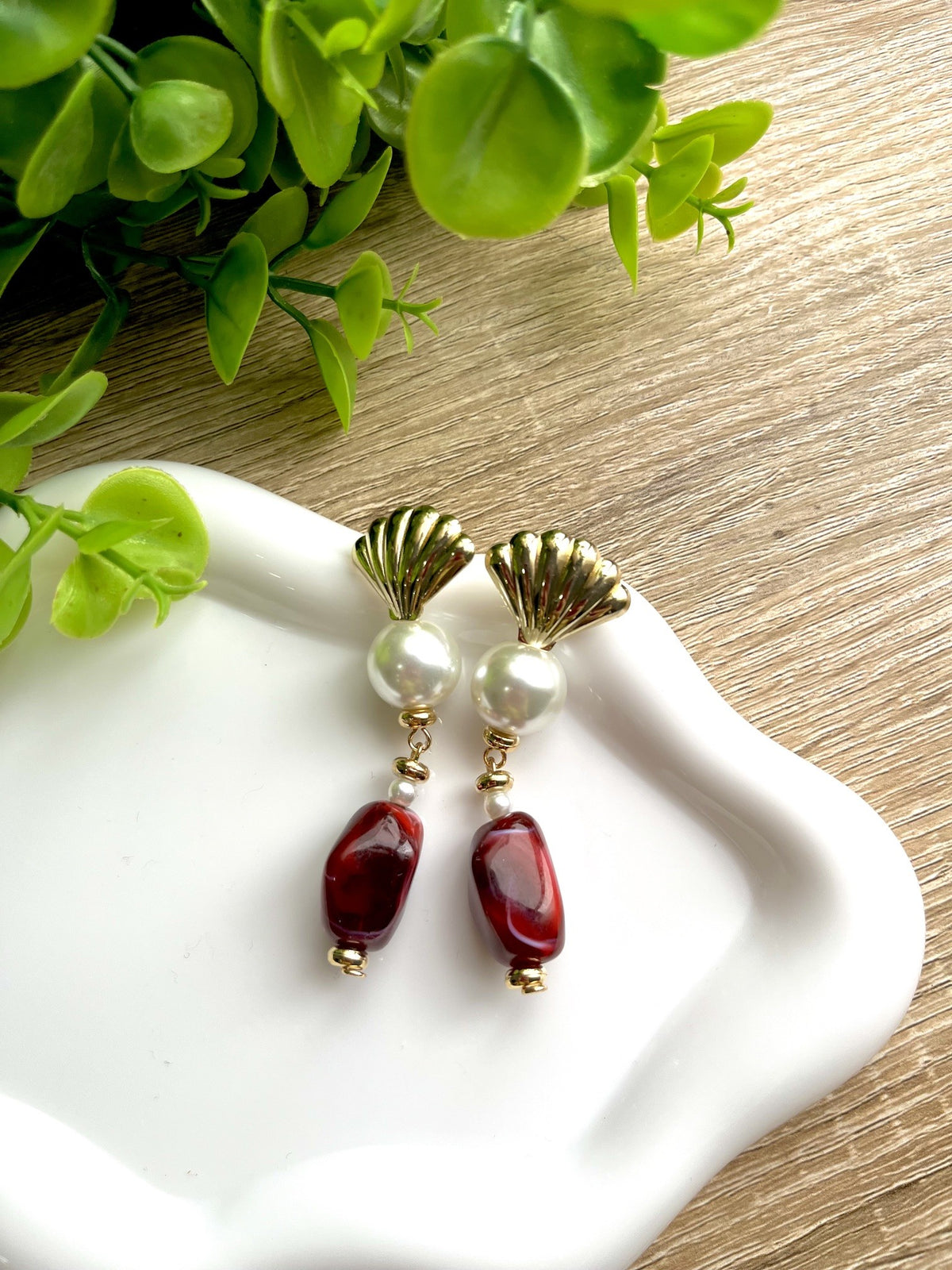 KD010455-Aretes Forma de Concha  Largos con Perla y Resina
