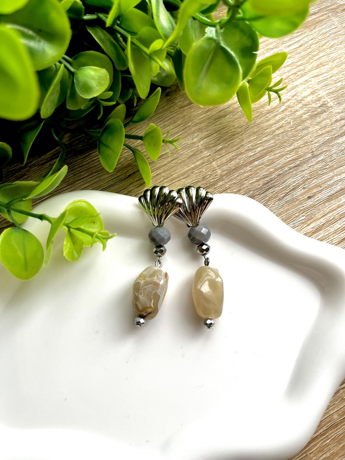 KD010455-Aretes Forma de Concha  Largos con Perla y Resina