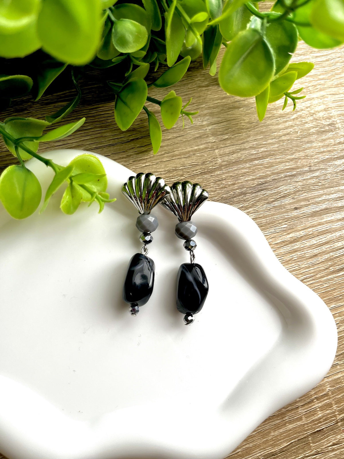 KD010455-Aretes Forma de Concha  Largos con Perla y Resina