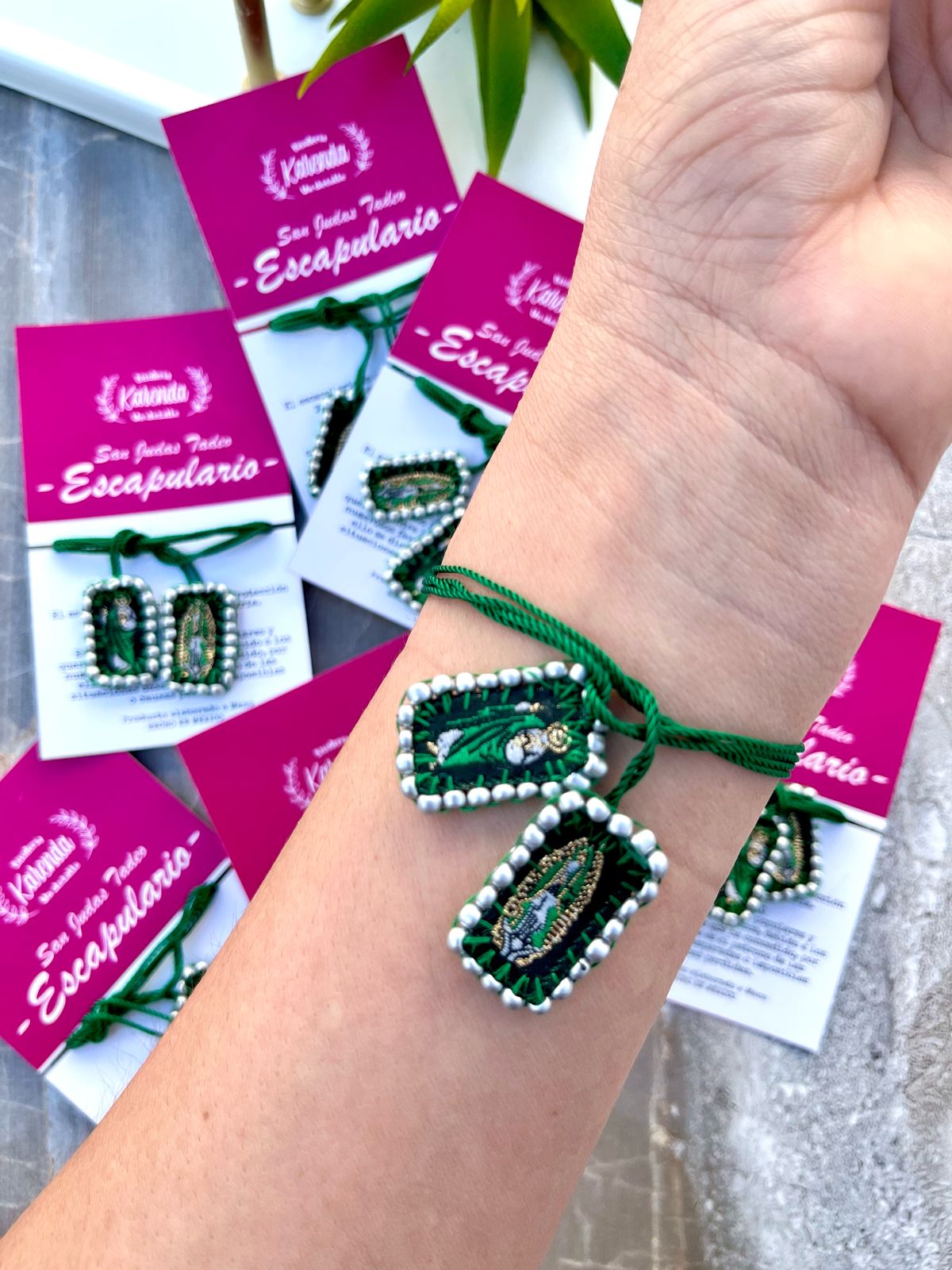 KD230028- Escapulario Mini con Detalles de Chaquira en color Plata