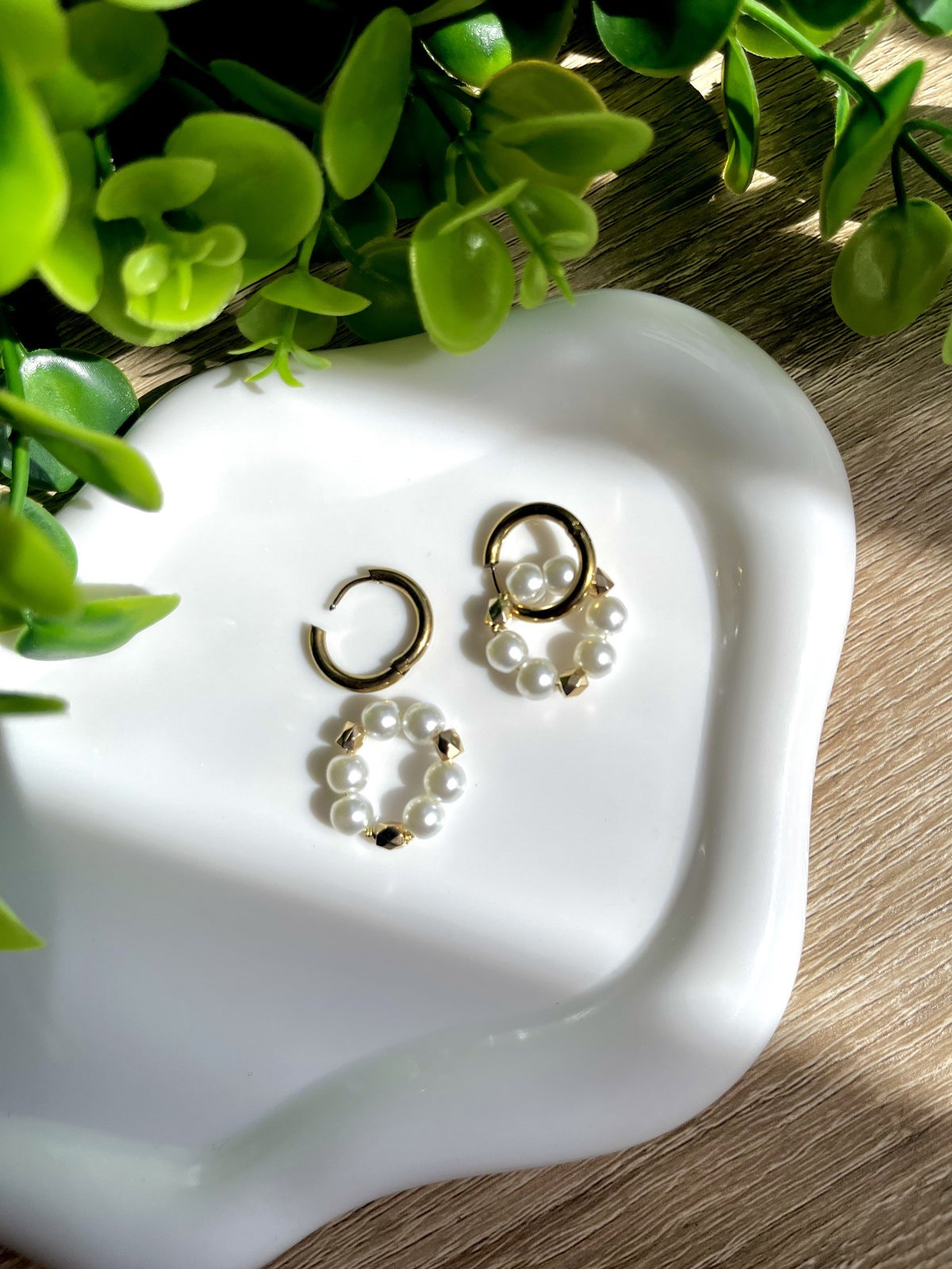 KD010460- Aretes Huggies con Circulo de Perlas 2 en 1