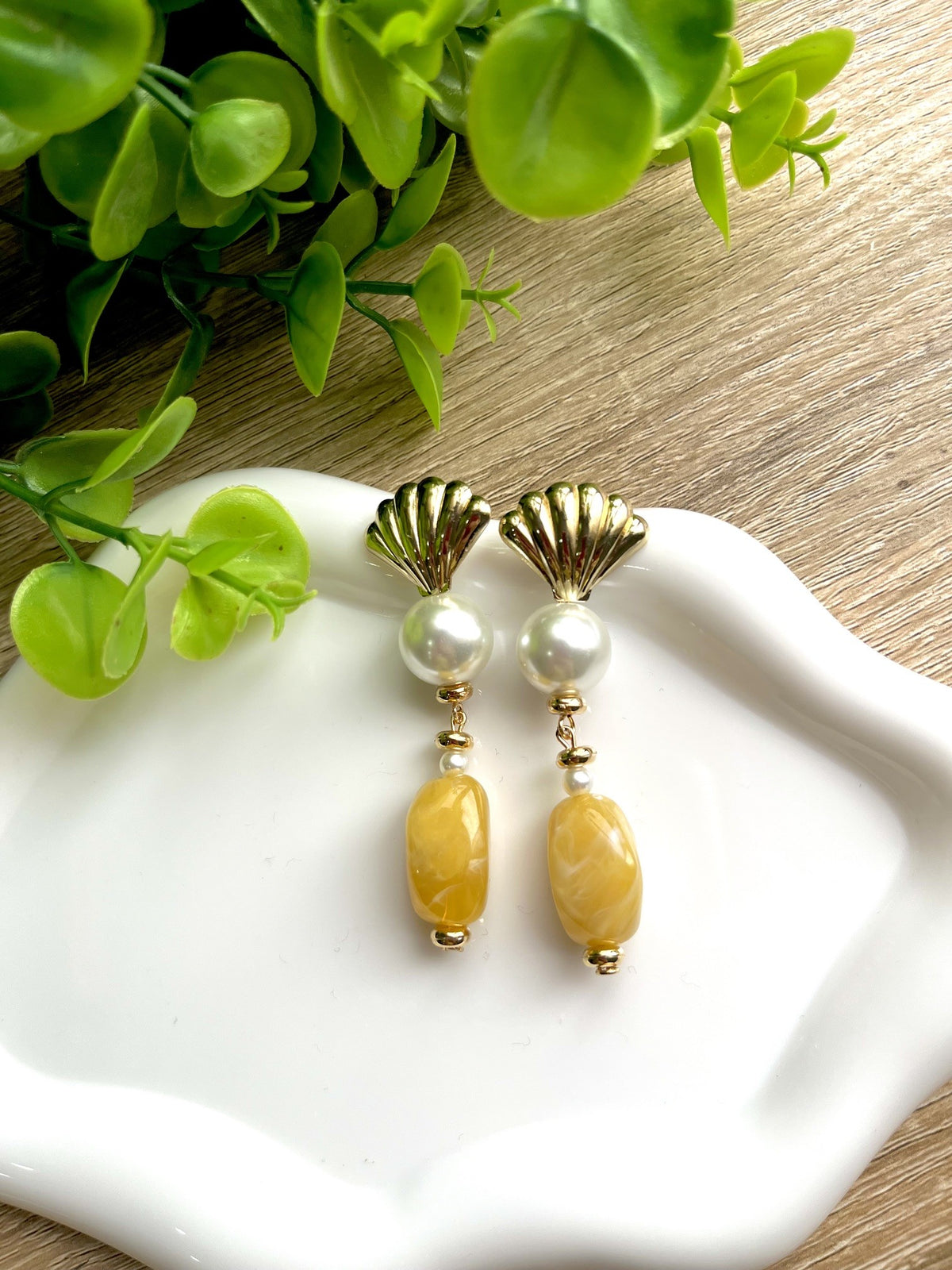KD010455-Aretes Forma de Concha  Largos con Perla y Resina