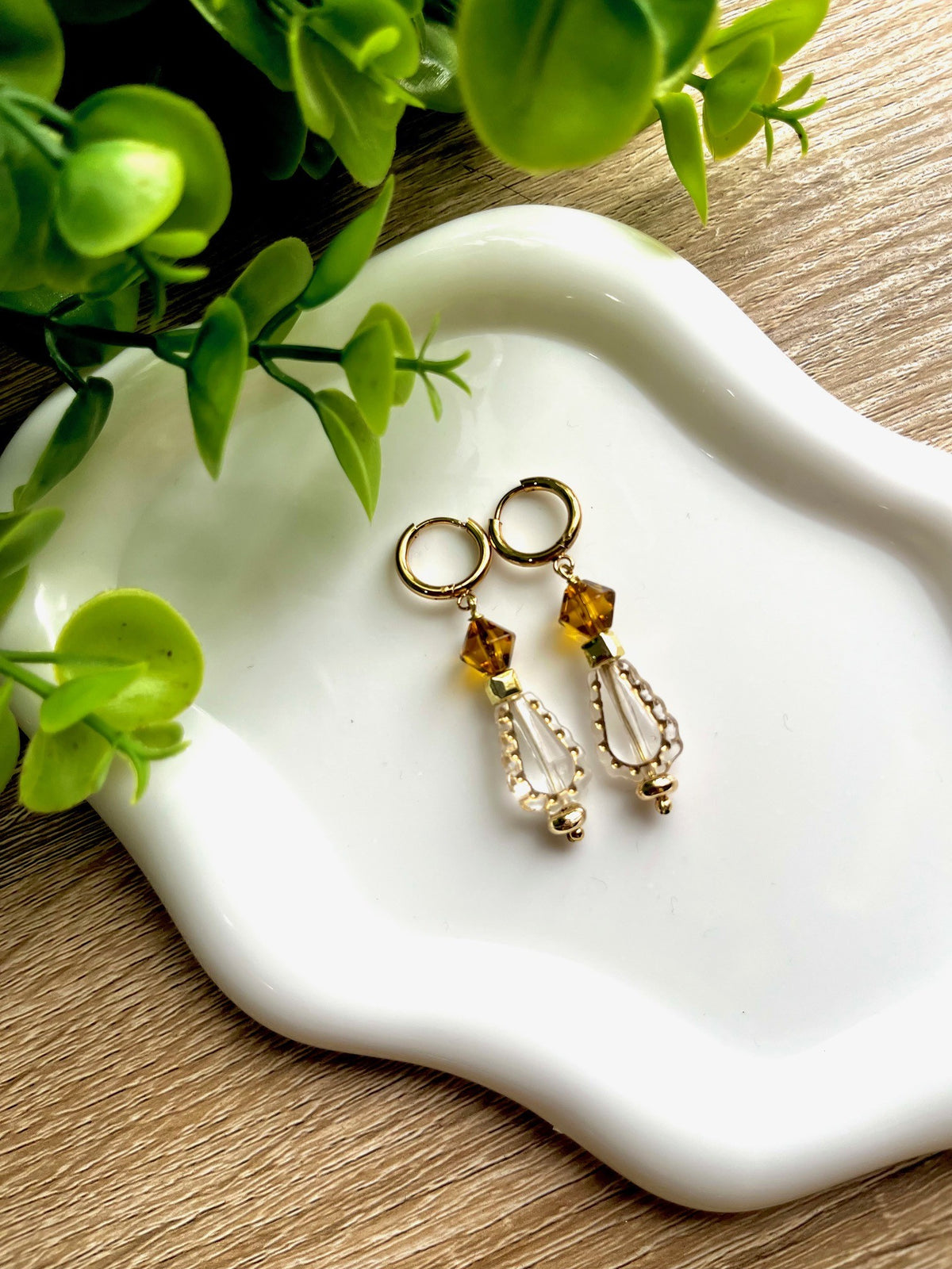 KD010458- Aretes Huggies Medianos con cuentas de Resina