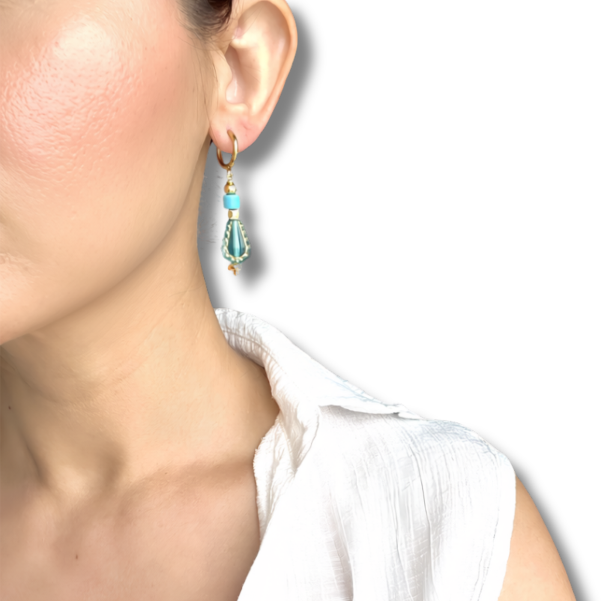KD010458- Aretes Huggies Medianos con cuentas de Resina