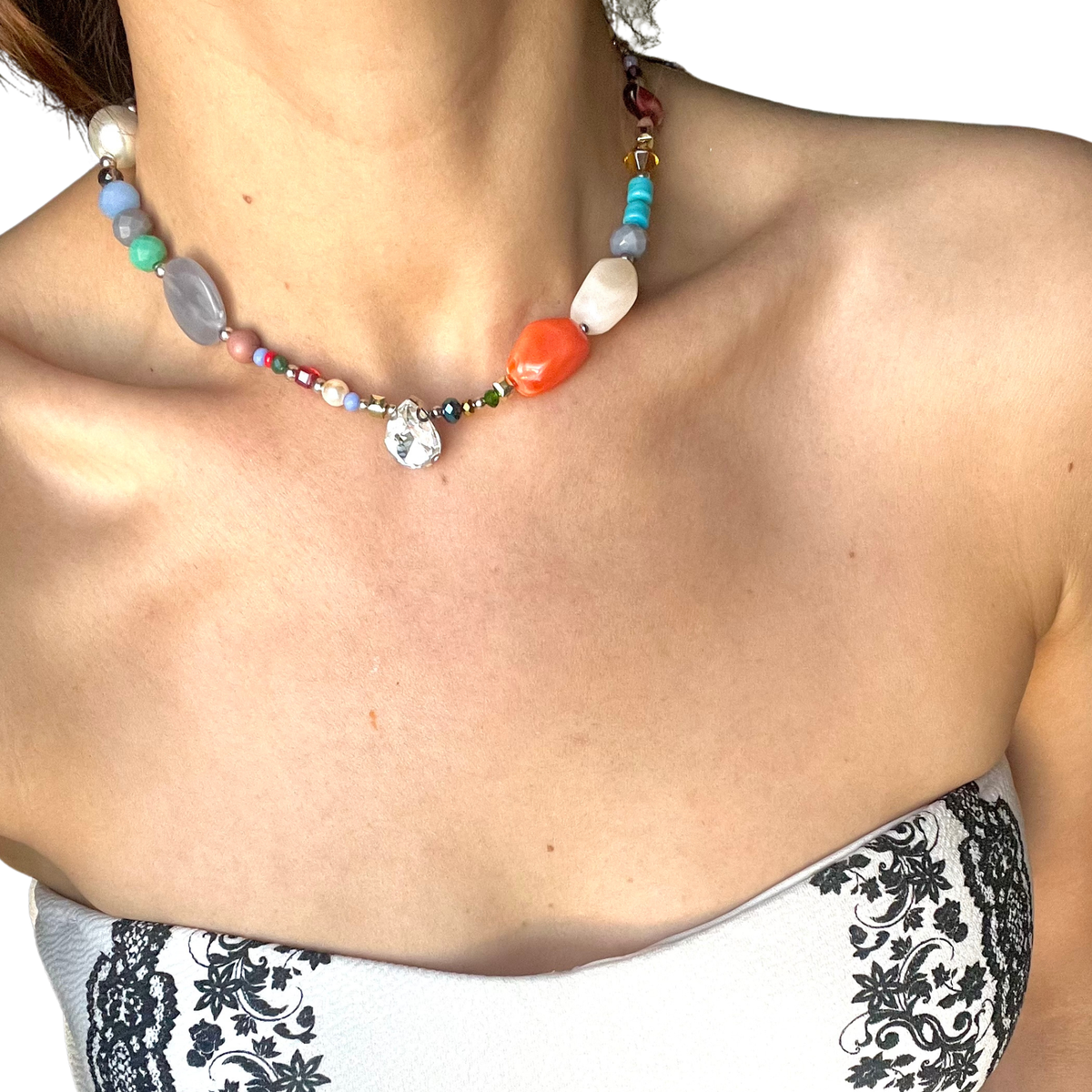 KD050859-Collar Multi Cuentas de Diferentes Texturas y Materiales con Dije Cristal