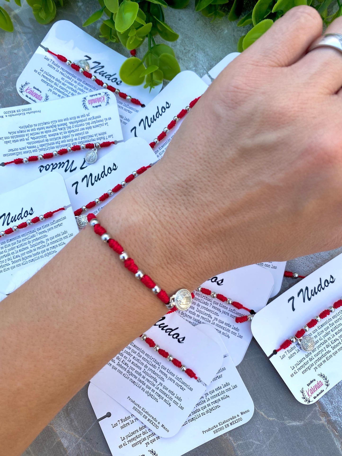 KD090737- Pulsera 7 Nudos con San Benito en detalles Plateados