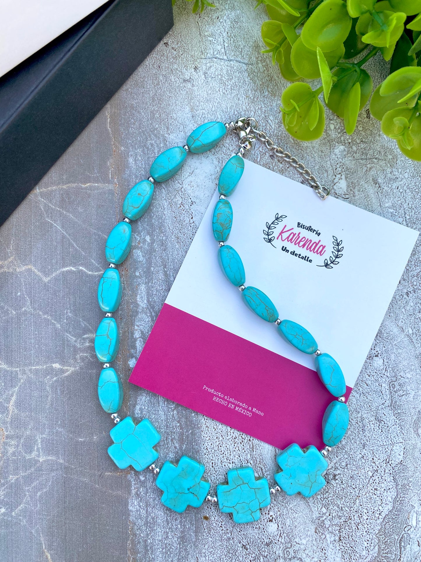 KD050793- Collar corto de Turquesa y con formas de Cruz