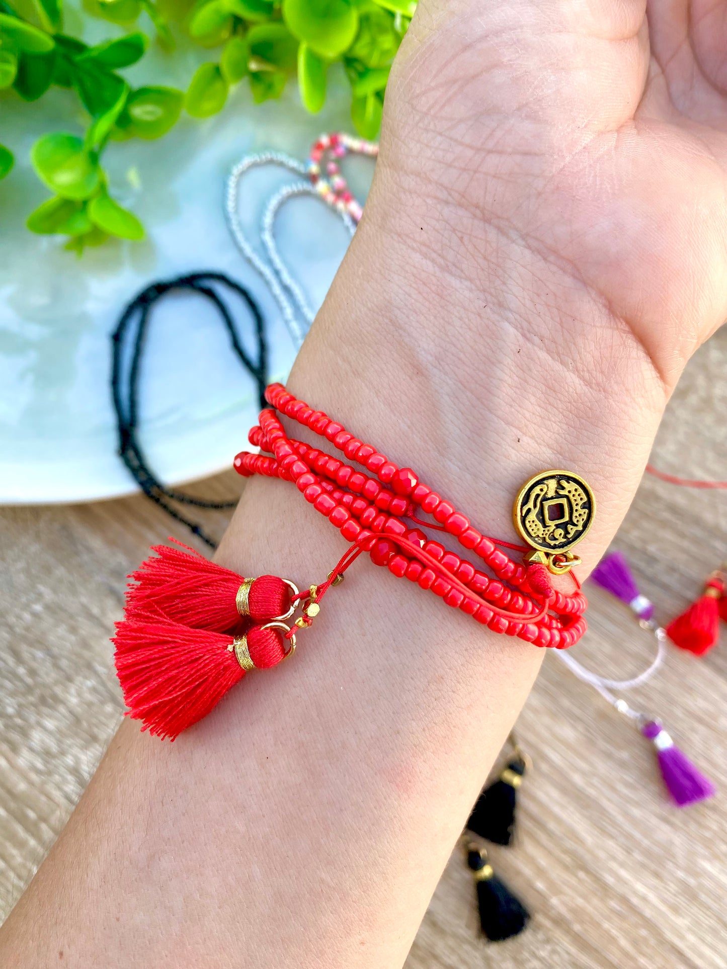 KD050796-9- Collar/Pulsera de Chaquira con Borlas