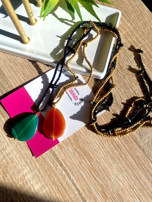 KD050803-4- Collar enrollable de Chaquira  color Negro con Dije Ágata