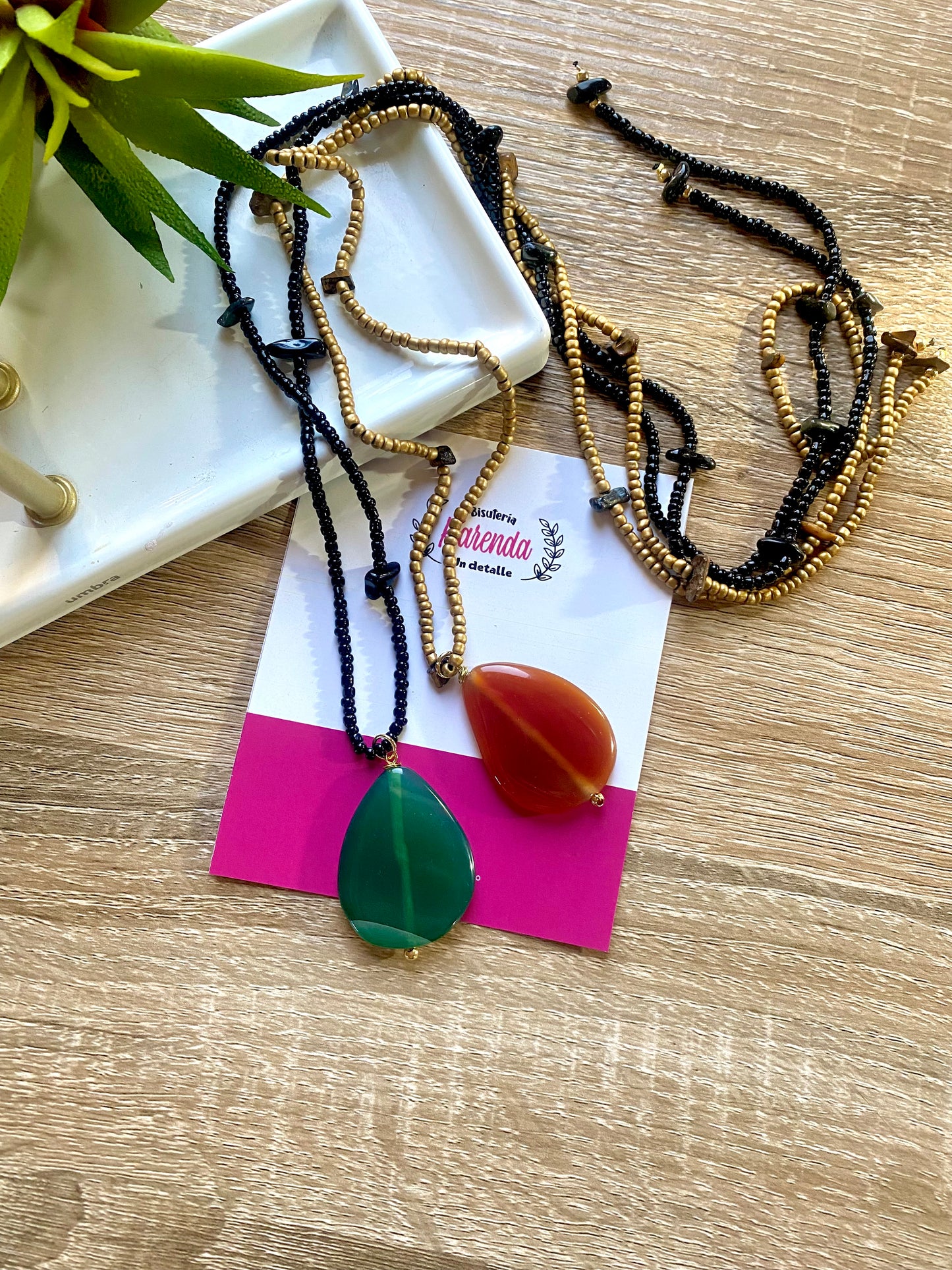 KD050803-4- Collar enrollable de Chaquira  color Negro con Dije Ágata