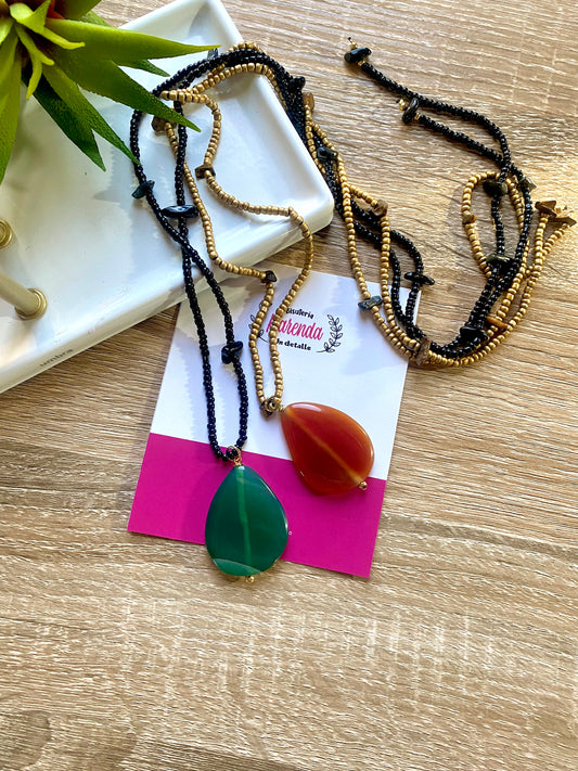 KD050803-4- Collar enrollable de Chaquira  color Negro con Dije Ágata