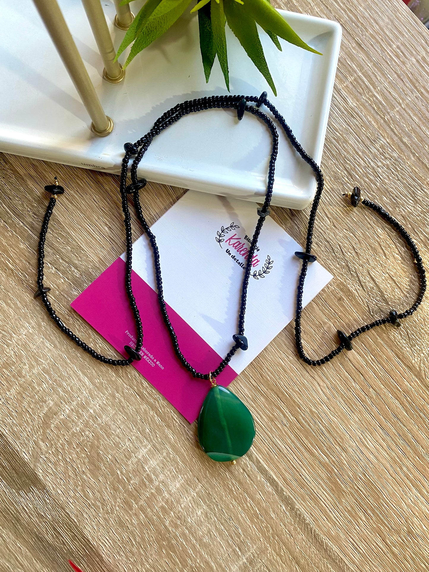 KD050803-4- Collar enrollable de Chaquira  color Negro con Dije Ágata