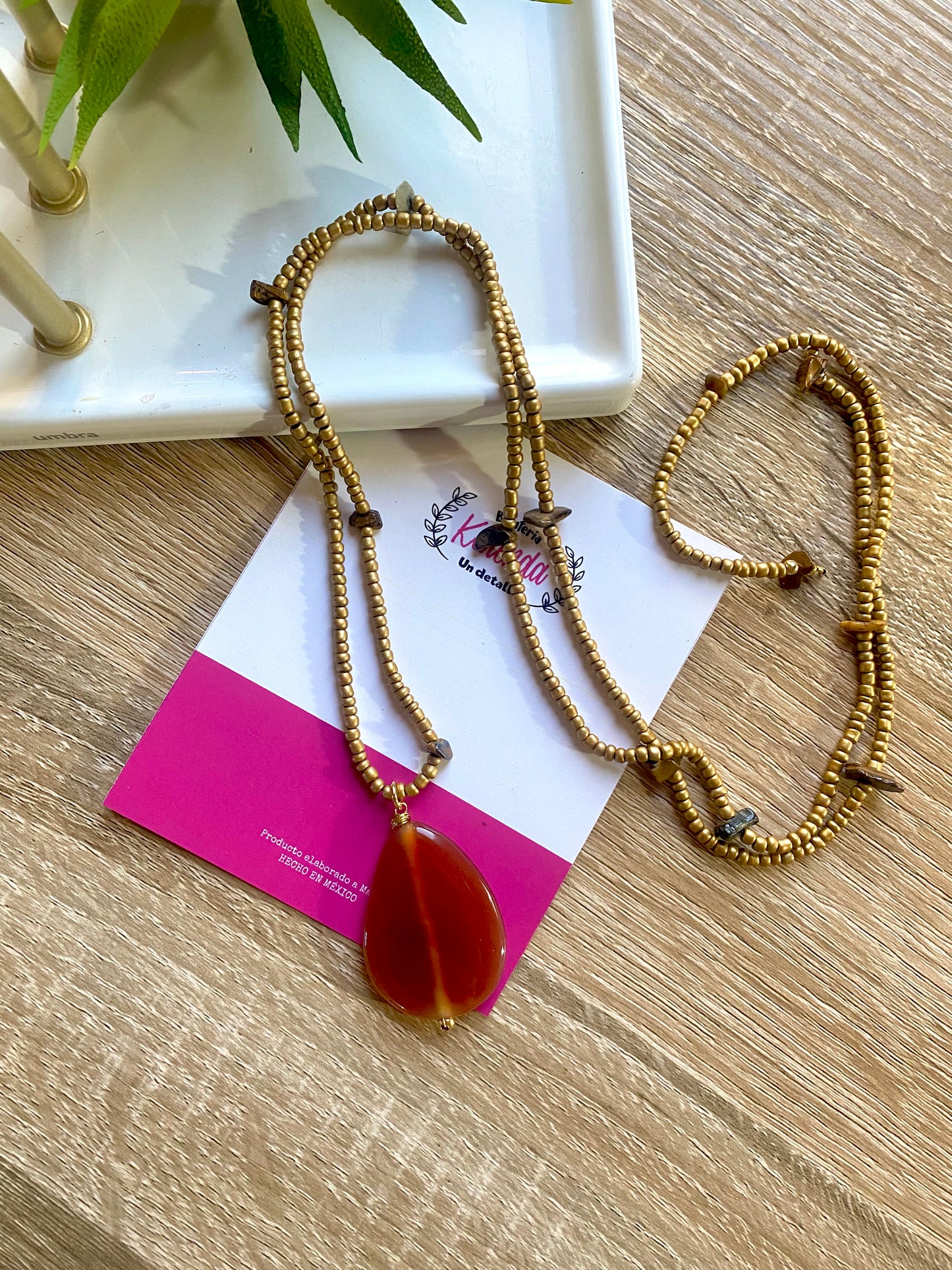 KD050803-4- Collar enrollable de Chaquira  color Negro con Dije Ágata