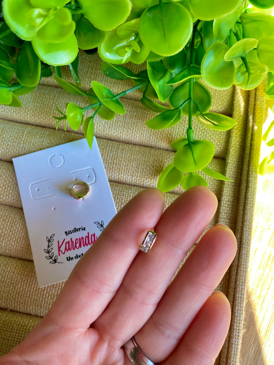 KD010445B- Aretes Huggies con tres cristales