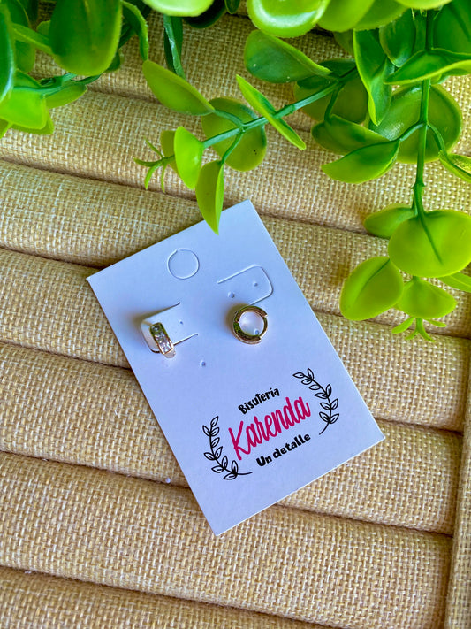 KD010445B- Aretes Huggies con tres cristales