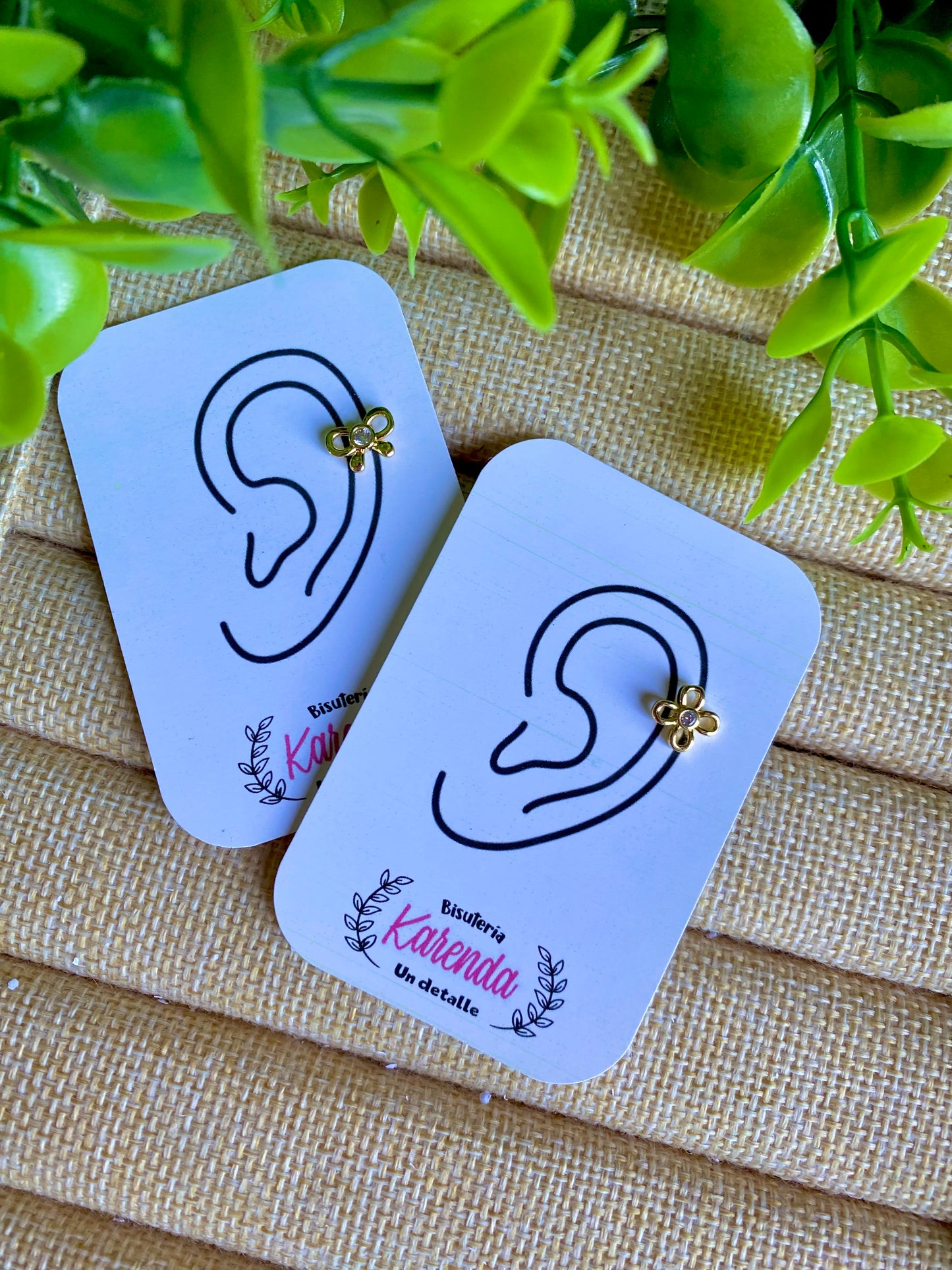 KD010378- Arete Piercing con Forma y detalle de Cristal