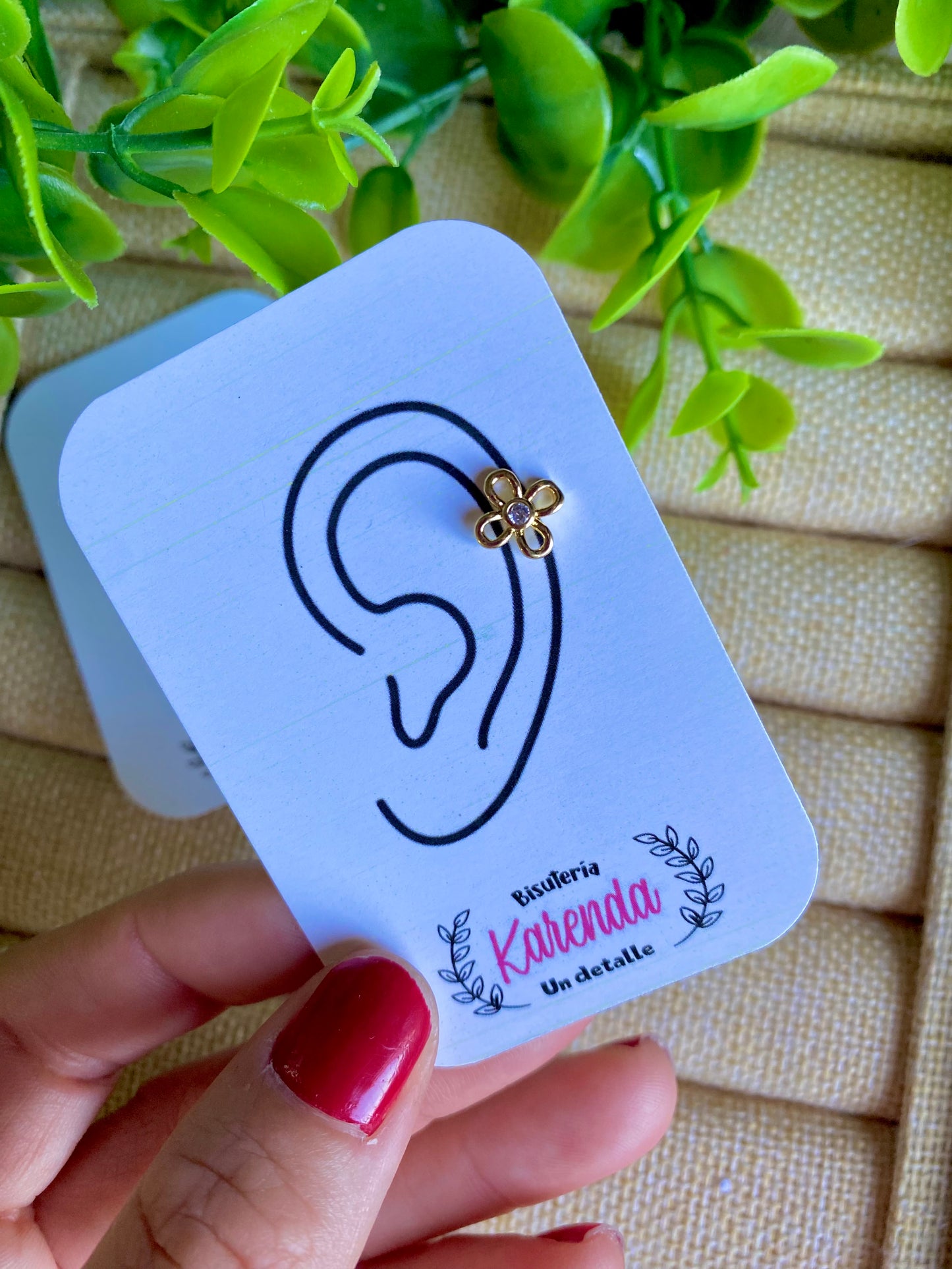 KD010378- Arete Piercing con Forma y detalle de Cristal