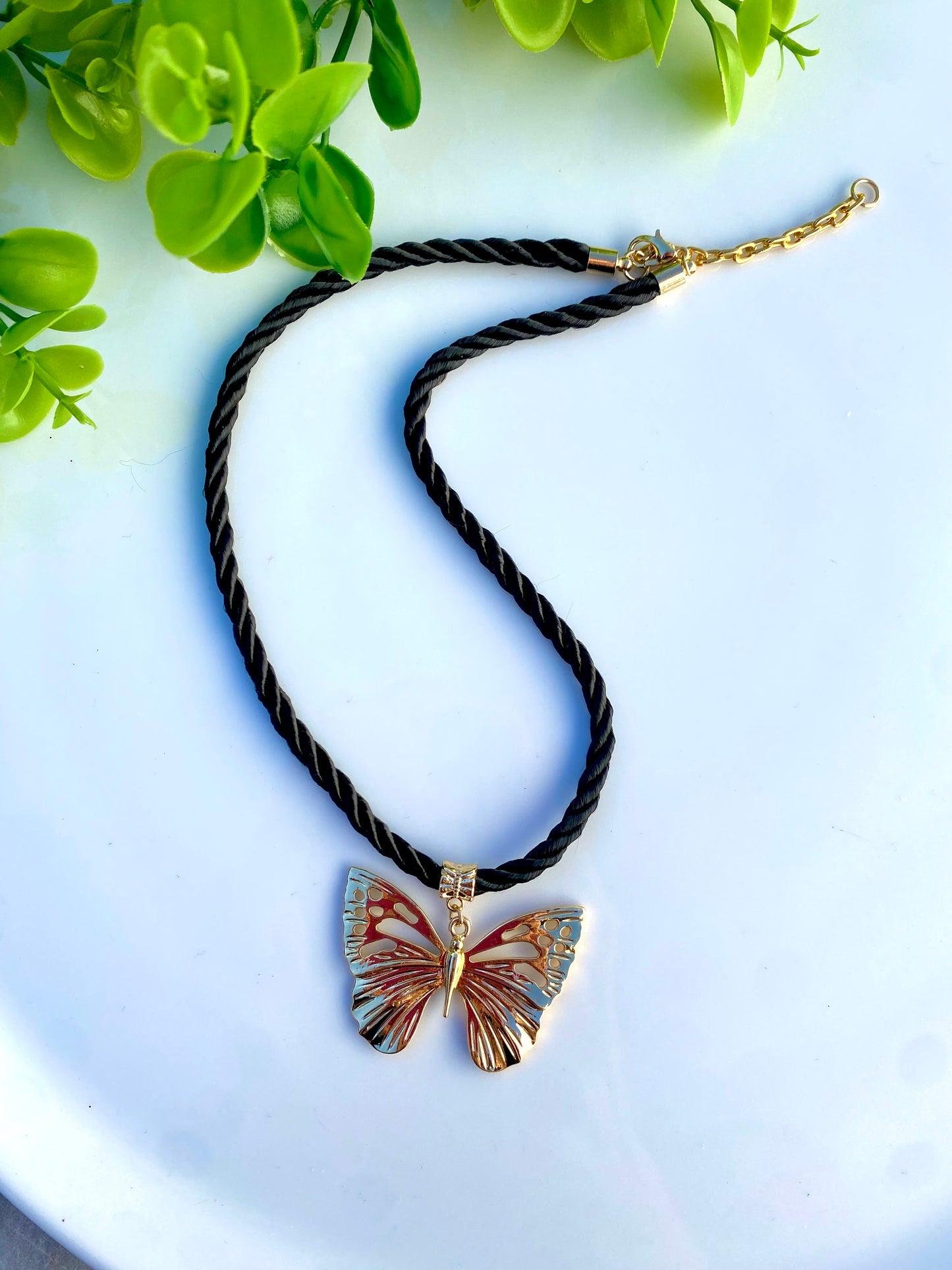 KD050813- Collar de Cuerda con dije Mariposa