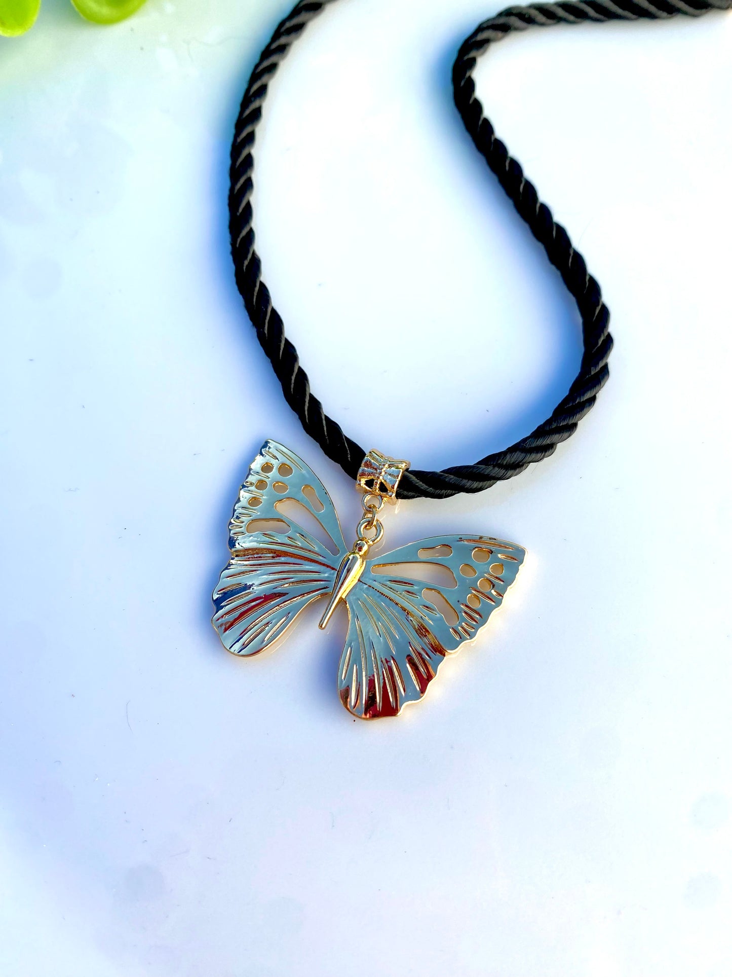 KD050813- Collar de Cuerda con dije Mariposa