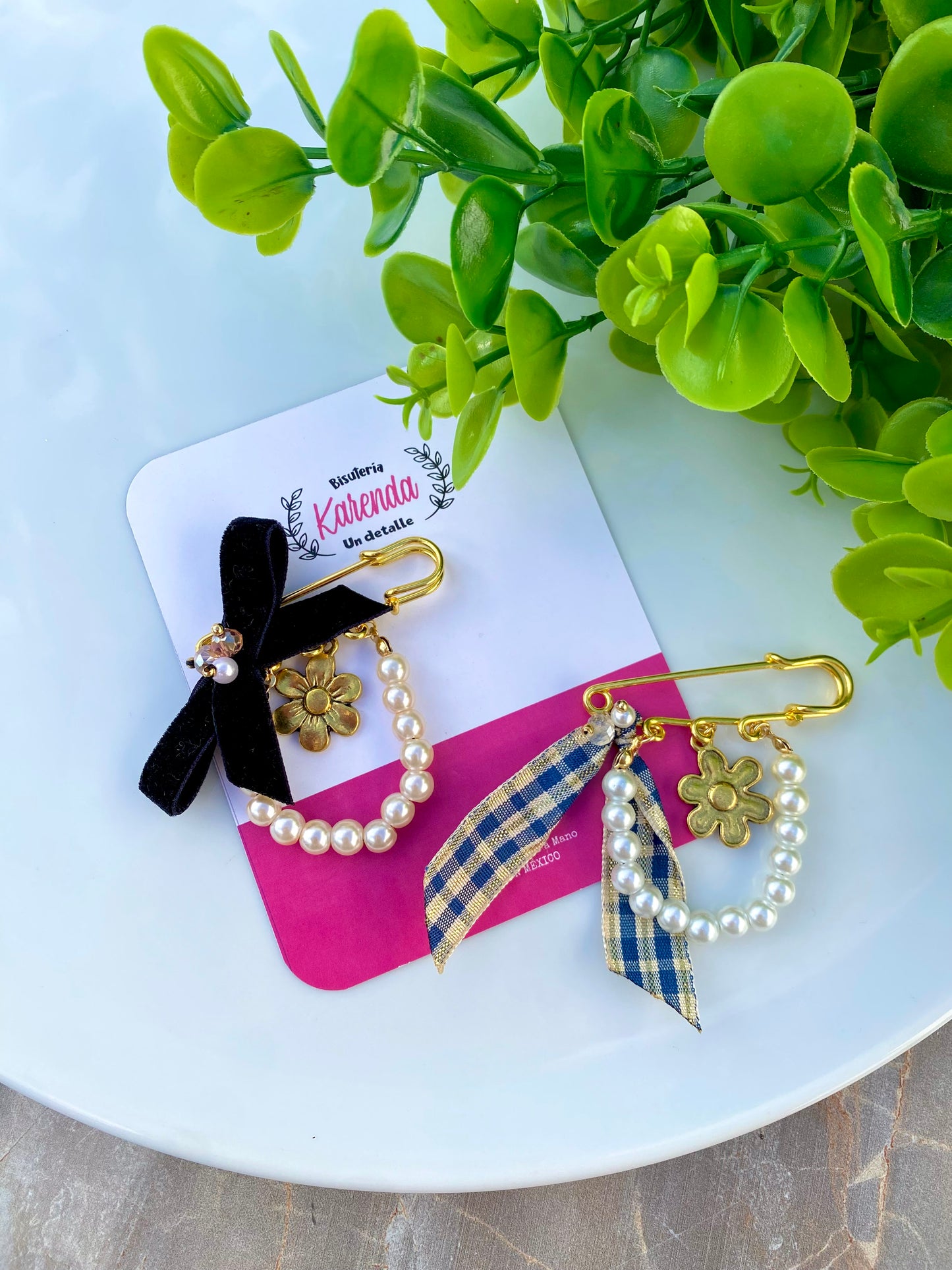 KD21002324- Broche Seguro con moño y perlas