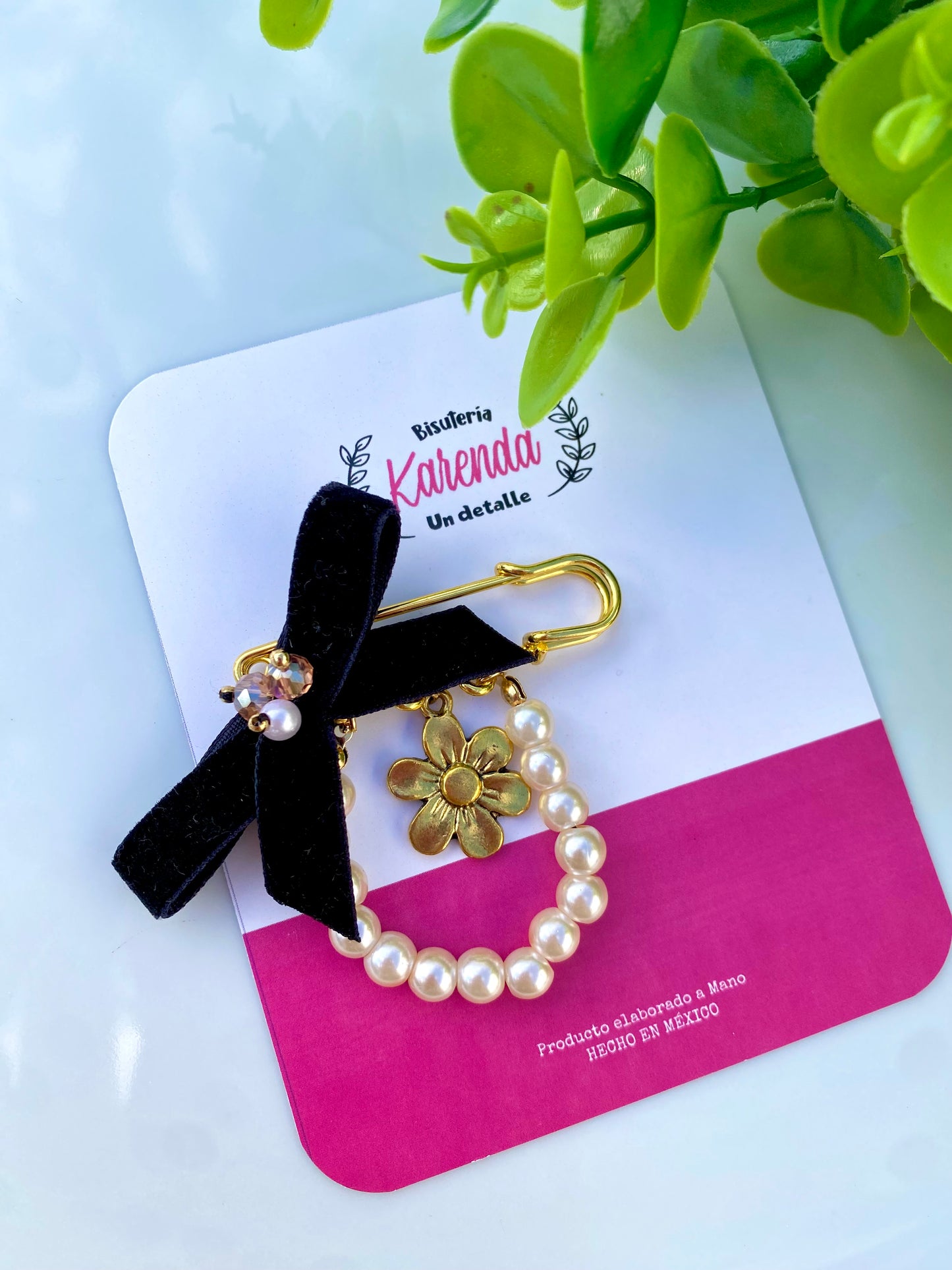 KD21002324- Broche Seguro con moño y perlas