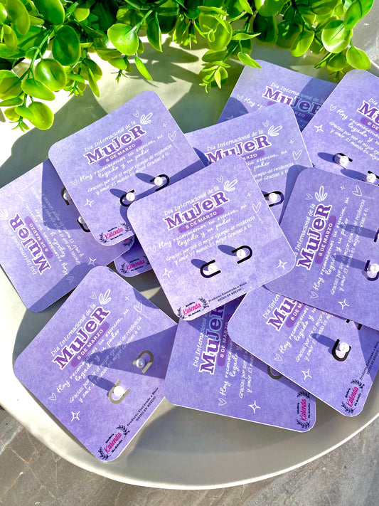 KD010454- Par de  Aretes Broquel Perla de Acero   y Tarjeta con tema Día de la Mujer.