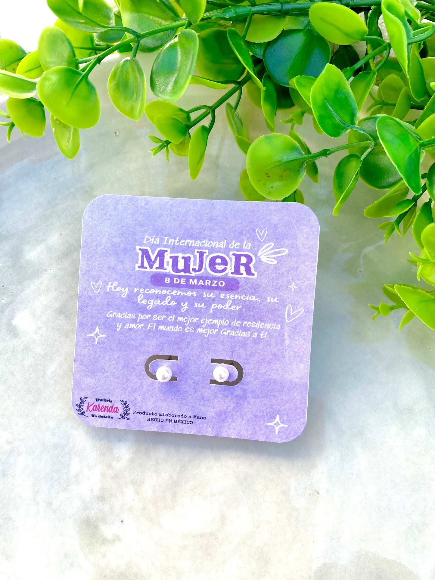 KD010454- Par de  Aretes Broquel Perla de Acero   y Tarjeta con tema Día de la Mujer.