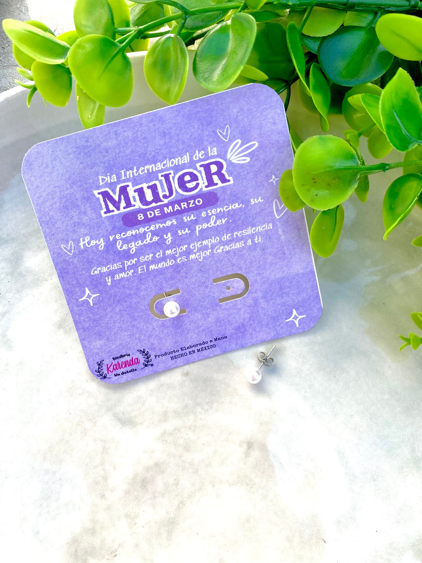 KD010454- Par de  Aretes Broquel Perla de Acero   y Tarjeta con tema Día de la Mujer.
