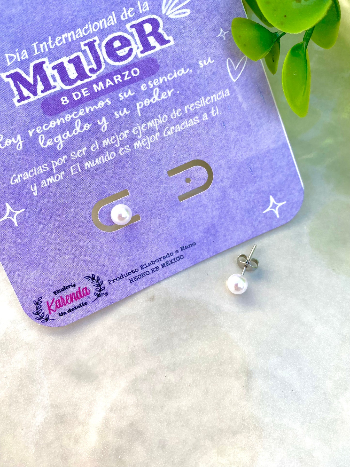 KD010454- Par de  Aretes Broquel Perla de Acero   y Tarjeta con tema Día de la Mujer.