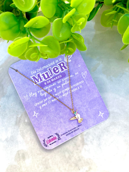 KD050824- Collar de cadena Sencilla con dije Colibrí  y Tarjeta con tema Día de la Mujer.