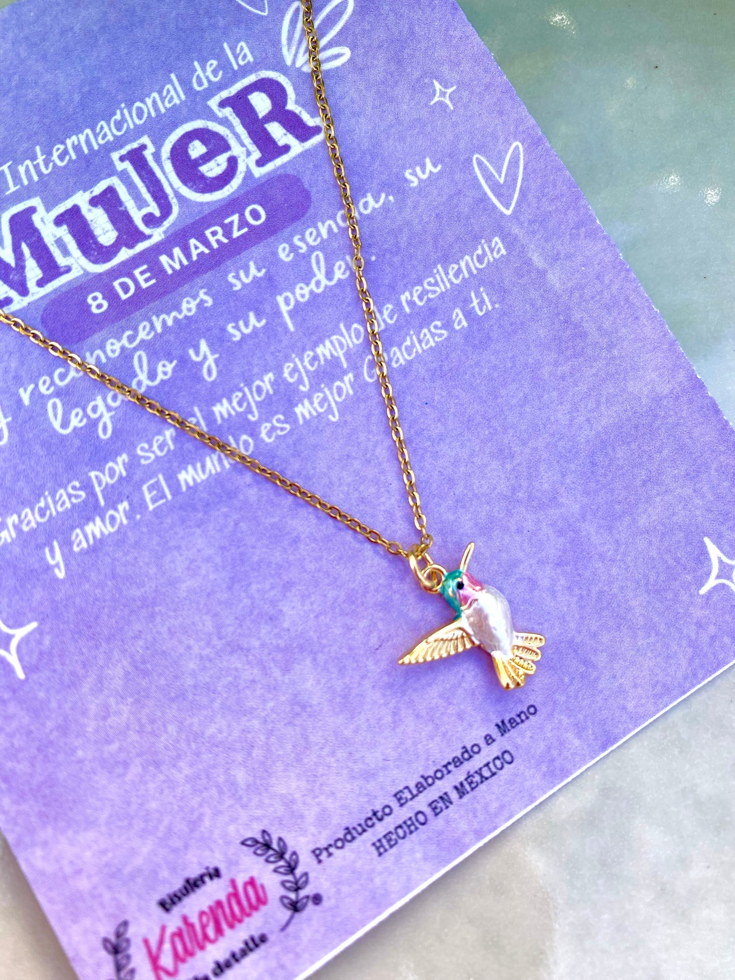 KD050824- Collar de cadena Sencilla con dije Colibrí  y Tarjeta con tema Día de la Mujer.