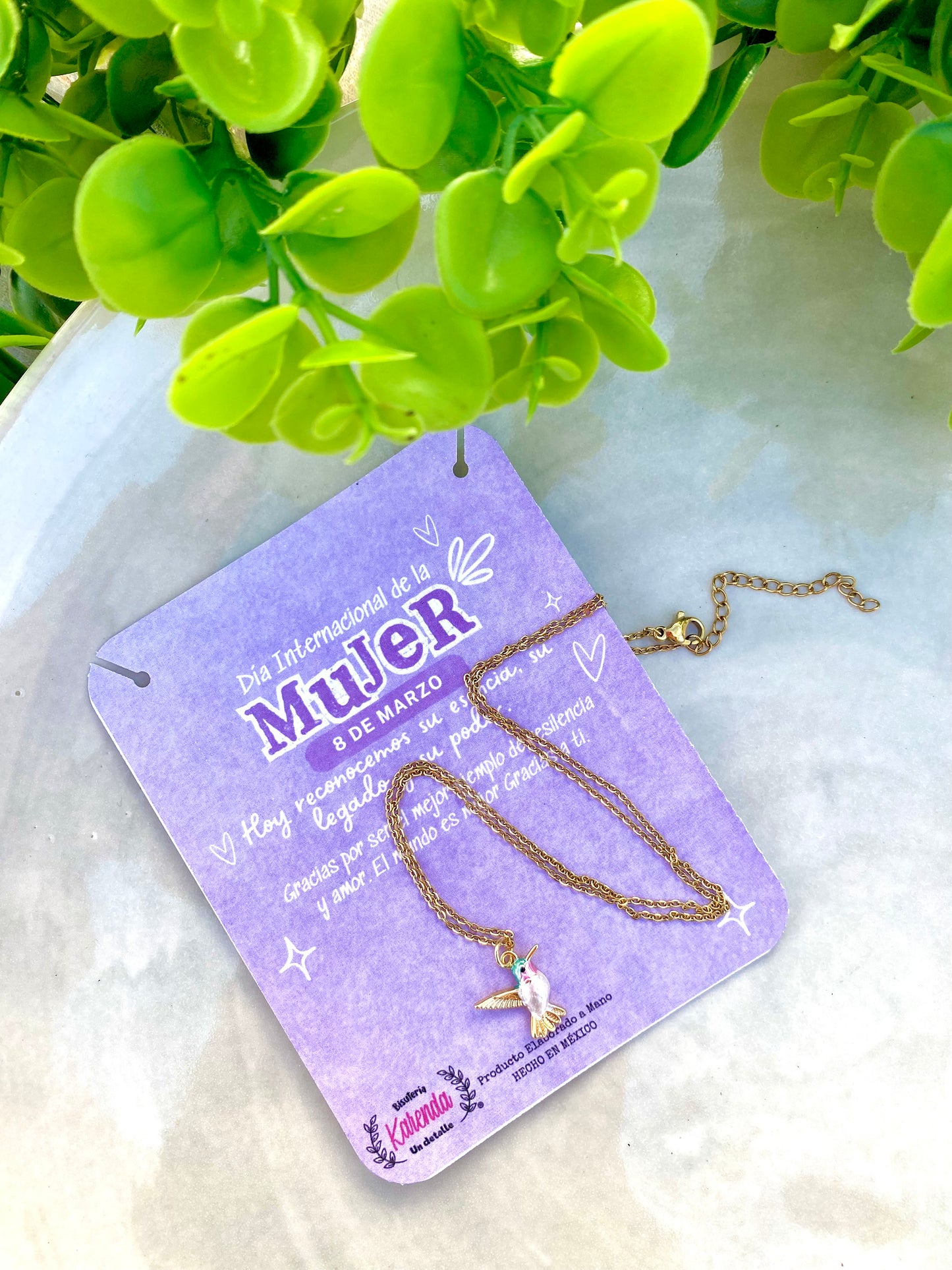 KD050824- Collar de cadena Sencilla con dije Colibrí  y Tarjeta con tema Día de la Mujer.