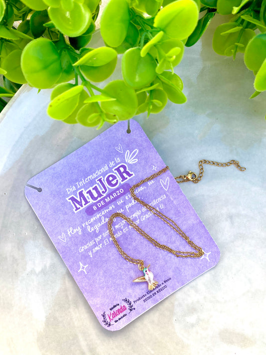 KD050824- Collar de cadena Sencilla con dije Colibrí  y Tarjeta con tema Día de la Mujer.