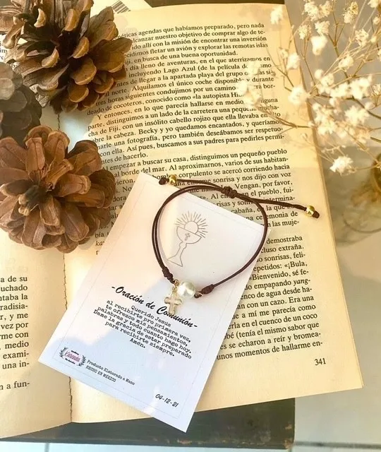 KD090020- Docena de Pulseras de Hilo con Cruz Colgante y Perlita para Recuerditos