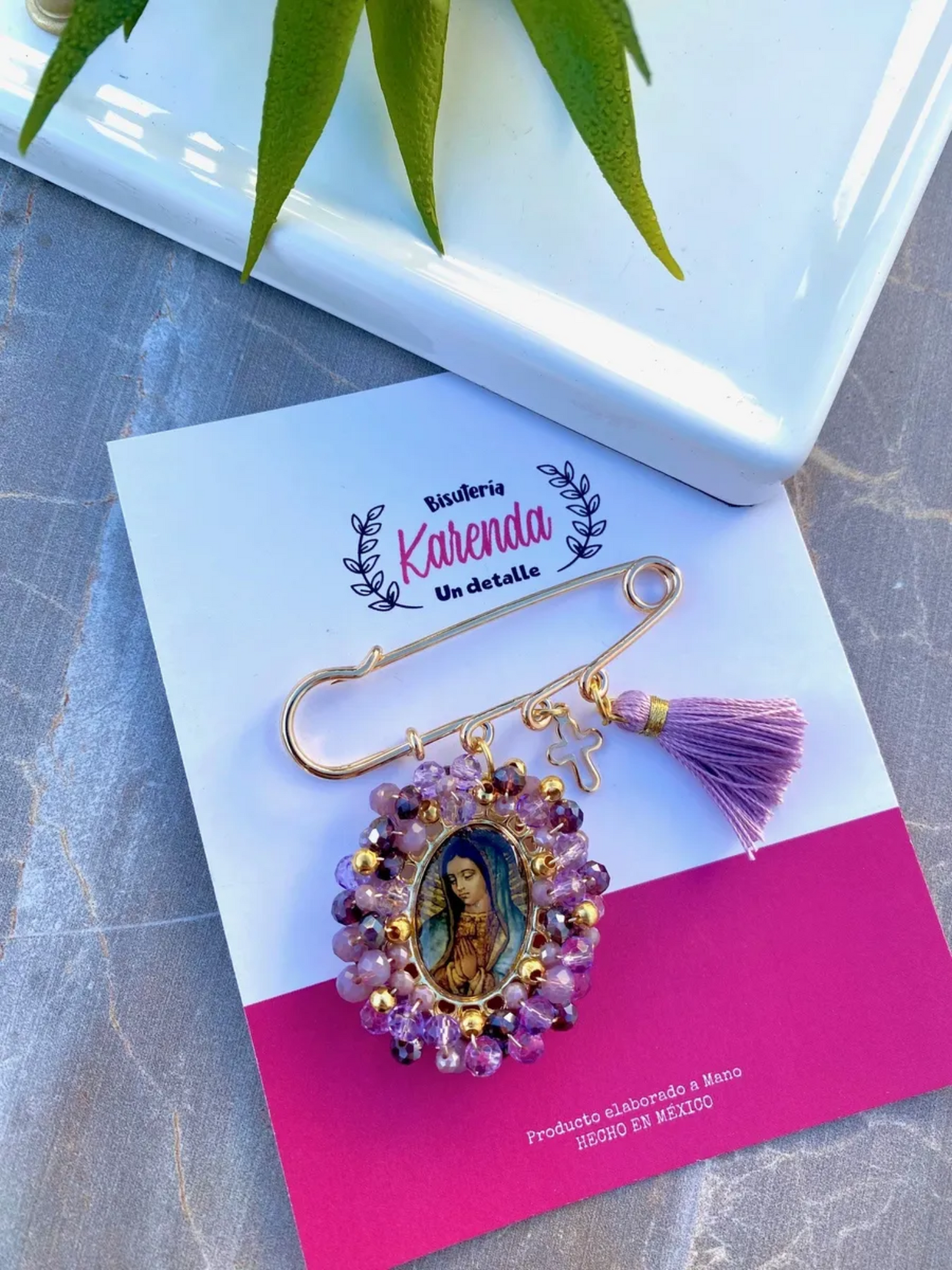 KD210011- Broche con Medalla de la Virgen de Guadalupe con Cristal color Morado