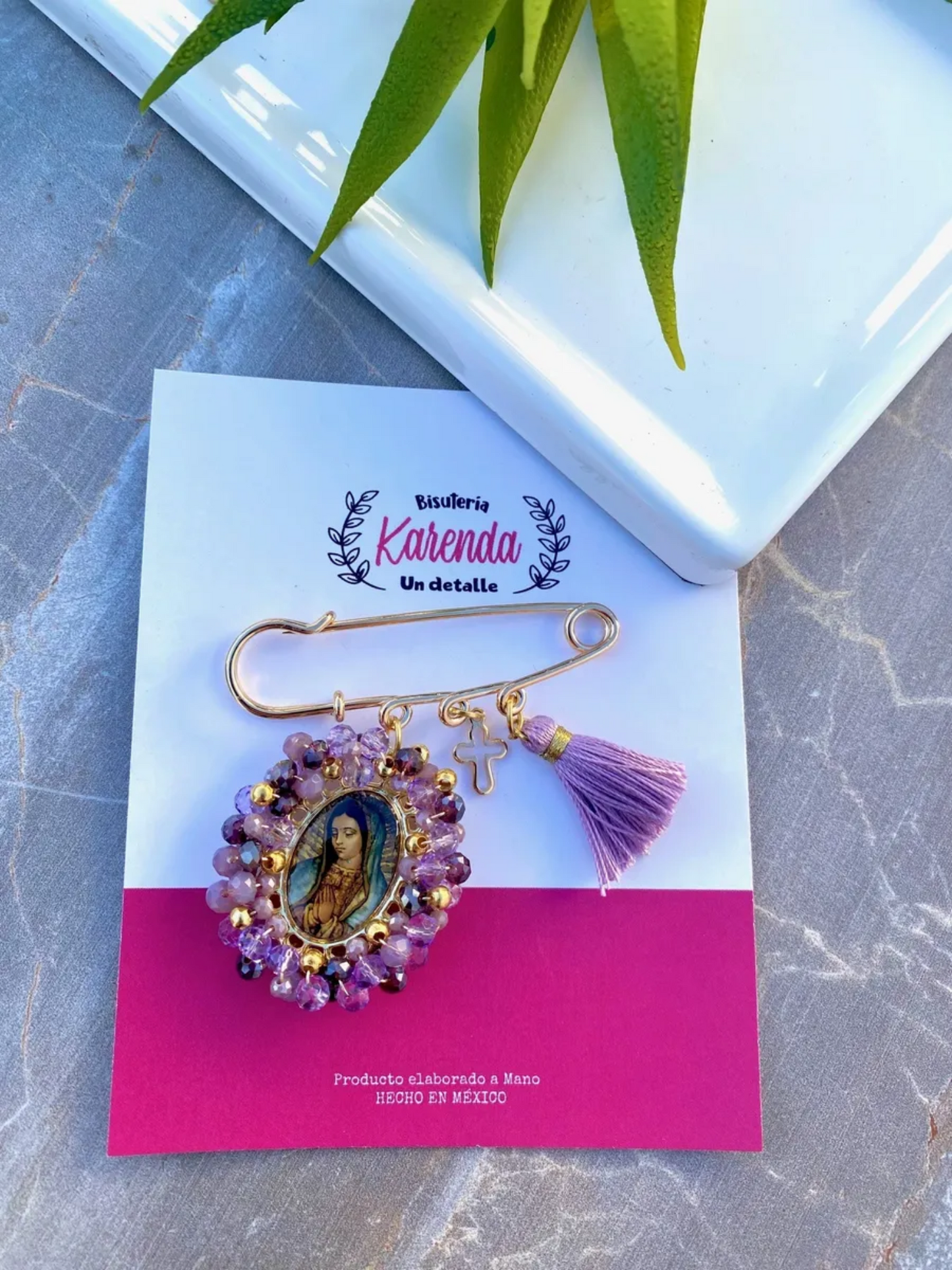 KD210011- Broche con Medalla de la Virgen de Guadalupe con Cristal color Morado