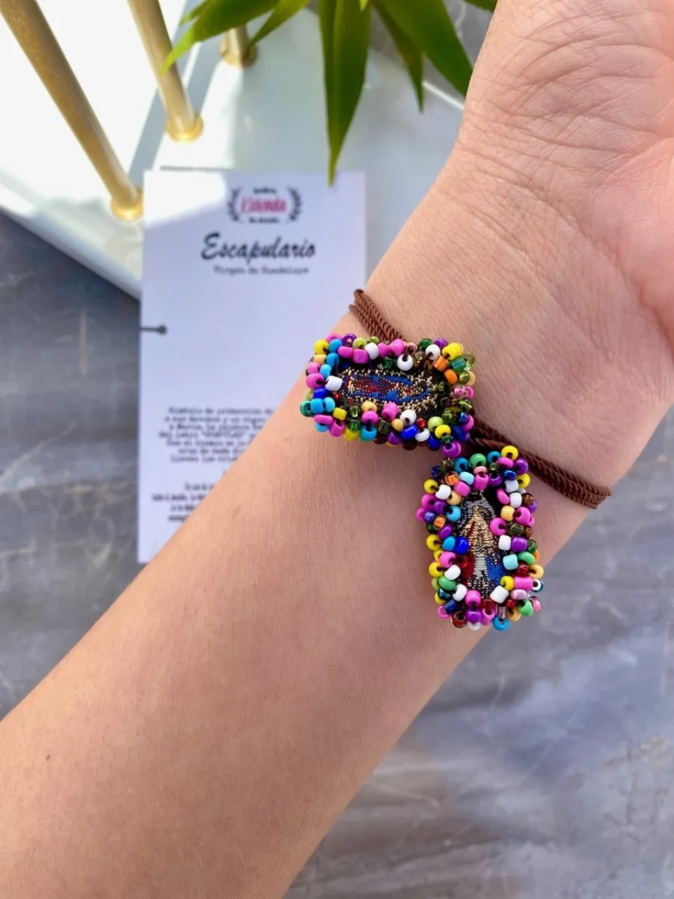 KD090116C- Escapulario Mini Divina Providencia con la Virgen de Gpe. de Colores